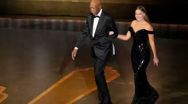 Morgan Freeman wears compression glove at Oscars stage; how does it help?